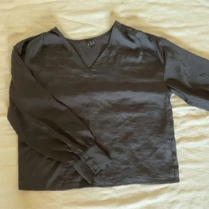 Blus från vero Moda - - Svart v-ringad blus från Vero Moda - Storlek XS - Fint skick  - Inga defekter.                                            Skriv om ytligare funderingar tryck annars köp nu 💕