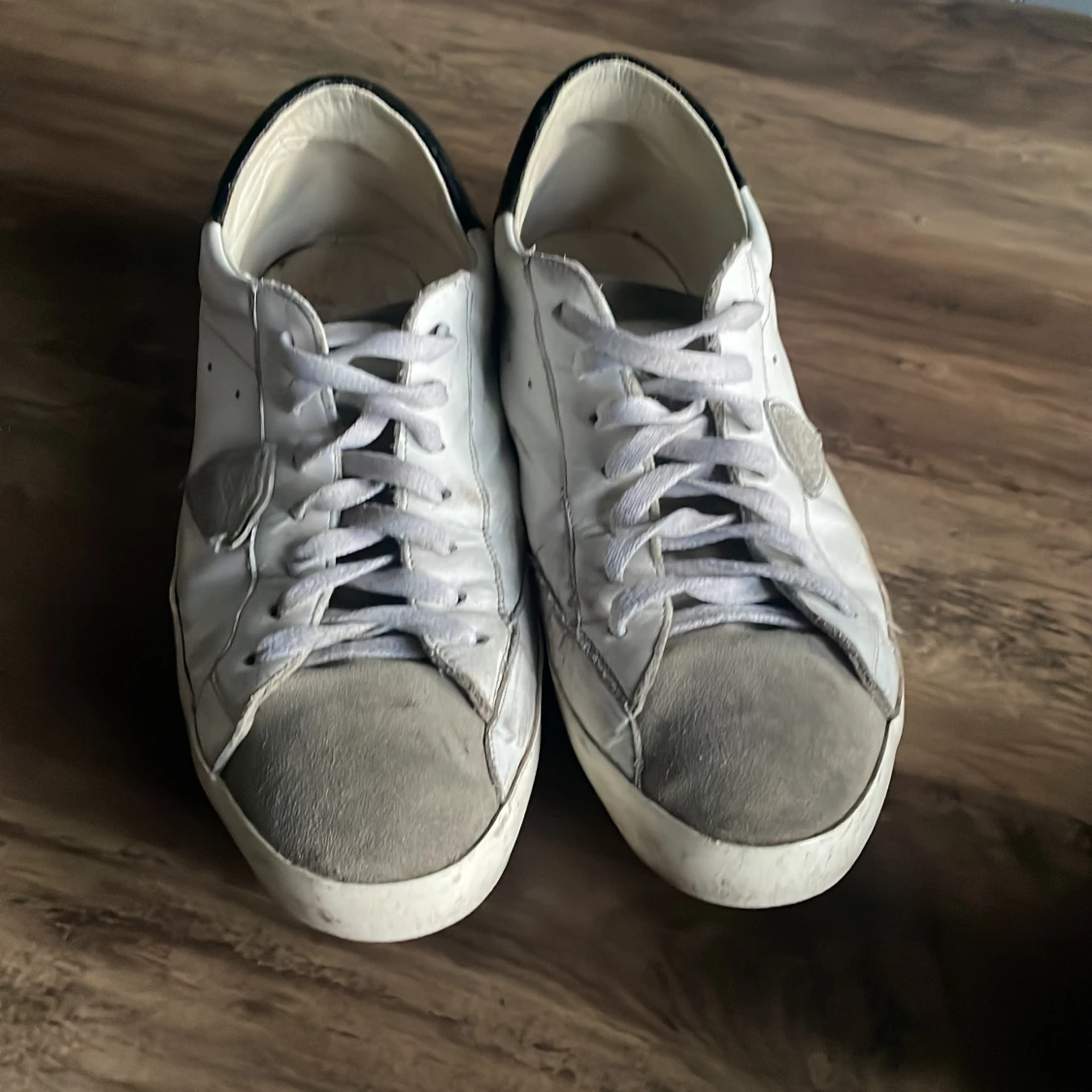 Vita sneakers från Philippe Model med grå detaljer