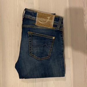 Jacob Cohen jeans - Jacob Cohen jeans i st 27 men passar 28| nypris är 5000 men mitt pris är 1099 då de knappt är använda| de är 100cm långa och 36cm breda| skriv vid minsta fråga eller fundering