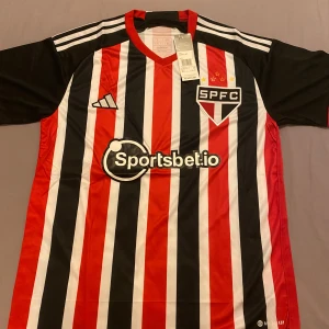 São Paulo FC Tröja - Unikt officiell São Paulo FC fotbollströja, HELT NYA! kolla på min profil för mer tröjor.