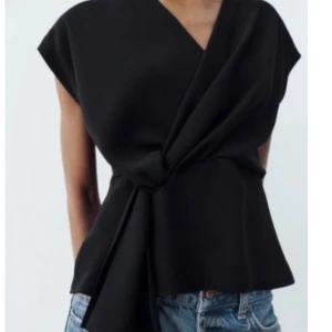 zara knyttopp - populär zara omlottblus med knytning🖤storlek xs och dragkedja på sidan