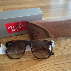 Ray-Ban Boyfriend 56 - Snygga Ray-Ban solglasögon i modellen 0RB4147 Boyfriend st 56 med brun transparent båge (Light Havana) och bruna tonade glas (Clear Gradient Brown). Kommer med originalfodral och låda. Säljs pga felköp aldrig använda. 