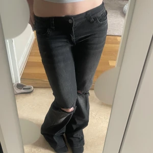 Nelly jeans - Säljer mina superfina svarta lowrise Nelly jeans! Nypris 699kr❣️ endast använda ca 3 gånger då de är lite för stora så i bra skick!🫶