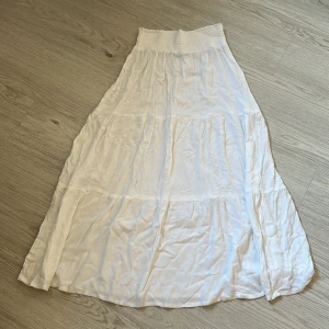 Vit långkjol  - Jättefin långkjol, från lager 157💞är lite för kort för mig som är 166❣️nästan aldrig använd 