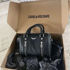 Zadig sunny bag - Säljer min älskade Zadig väska då jag vill köpa en annan💖💖 den är helt i nyskick och det finns inga spår på användning, självfallet äkta💖💖💖nypris 4900