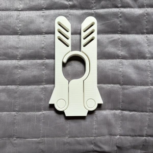 Smidig ihopvikbar resegalge | 1, 5 eller 10-pack - Förenkla din packning med en smidig och praktisk resegalge! Denna galge är specialdesignad för att vara lätt, kompakt och enkel att vika ihop, vilket gör den perfekt för resväskan. Tillverkad i hållbar PLA-plast.  Priser: • 1 st – 59 kr • 5 st – 250 kr • 10 st – 480 kr  Galgarna säljs i paket om 1, 5 eller 10 stycken. Hör av dig efter eller innan köp, så korrigerar jag priset för att matcha antalet galgar du är intresserad av :)  Kort om produkten: • Lätt och tålig PLA-plast • Smidig vikfunktion