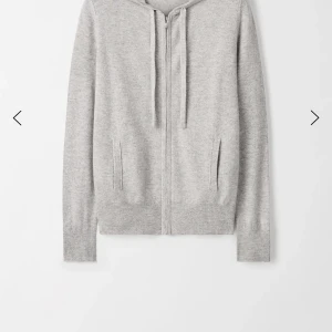  Soft Goat zip up - Supermjuk ljusgrå hoodie i kashmir från Soft Goat. Bra skick och inga defekter❤️