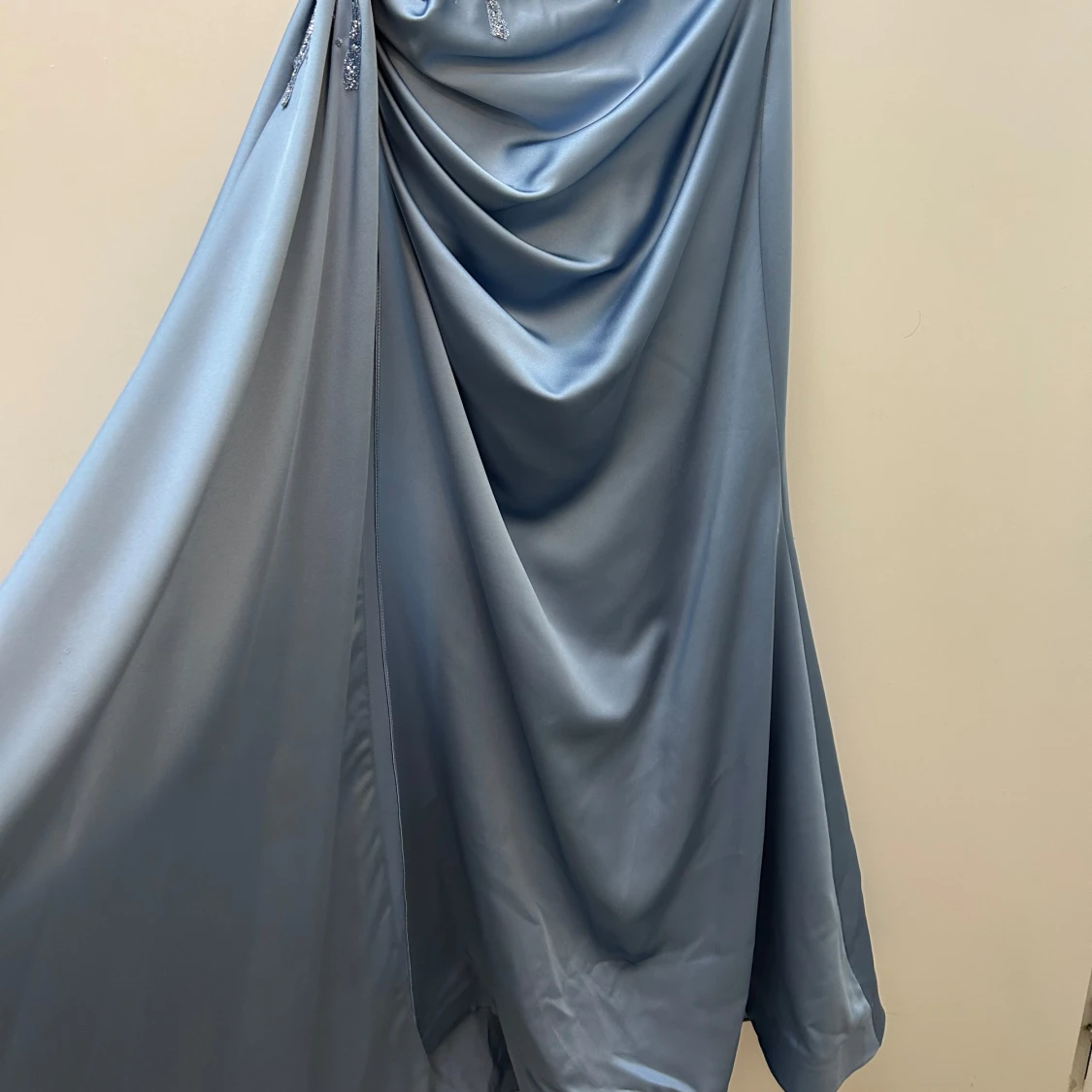 Ljusblå långklänning med drapering och pärldetaljer - 2