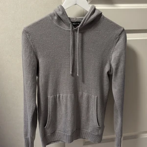 Merinoull från J.Lindeberg - Grå hoodie från J.Lindeberg som har krympt i tvätten från storlek M till XS. Den är lite för liten för mig som bär S i vanliga fall. Nypris är nästan 2000, mitt pris 450. Hör av dig vid funderingar!👍