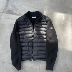 Svart pufferjacka från Moncler - Sköön cardigan som inte använts mycket 