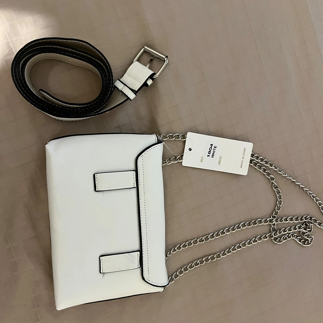 Vit axelväska med silverkedja - 1