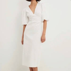 Studentklänning- Vit omlottklänning med puffärm - Superfin vit klänning med v-ringning och puffiga korta ärmar. Beställde fel storlek så den är aldrig använd, prislappen finns kvar.  Slutsåld på hemsidan!#broderianglais #studentklänning 