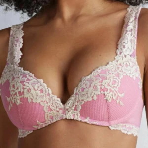 Rosa spets-bh med blommönster - Så söt och populär intimissimi bh. Säljer då den är för liten. Just denna färgen i denna modell är unik och har utgått ur sortimentet💞