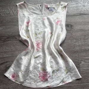 blommig topp - jättehärligt material, typ satin eller siden! köpt secoundhand, men aldrig använd. 