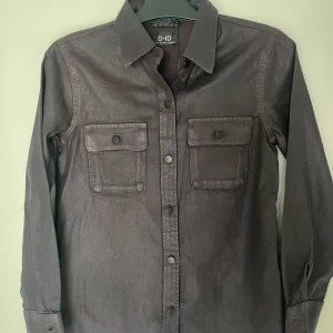 D-ID skinnskjorta - Säljer en helt oanvänd skinn/läder skjorta från märket  D-ID🙌NYPRIS:1200kr       Väldigt bra kvalitet och passar perfekt som storlek XS✅ hör av dig vid fler bilder & frågor