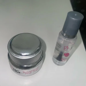 Genomskinlig primer  och rosa builder gel - Säljer en genomskinlig  primer och en burk med rosa builder gel. Primer har grått lock och enkel design, medan builder gelen kommer i en liten rund burk  och inuti e den rosa och designen är   silverlock och rosa text.