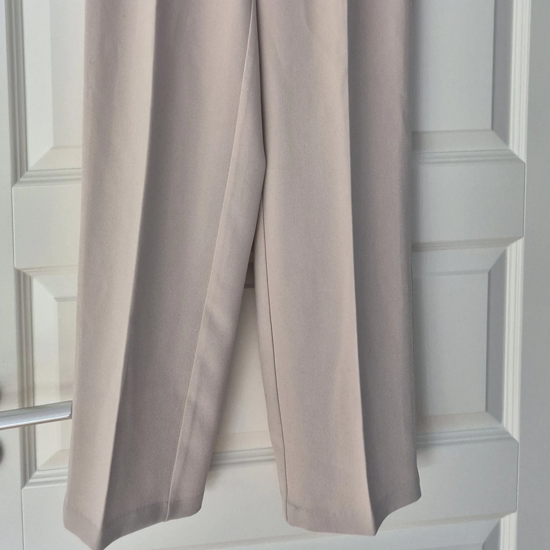 Beige kostymbyxor från NA-KD - 3