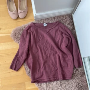 Mörkrosa tröja från Saint Tropez - Säljer en super gullig  mörkrosa tröja från Saint Tropez i storlek M. Tröjan har rund halsringning, trekvartsärm och är tillverkad i ett mjukt material med ribbade detaljer på ärmarna. Perfekt för lager-på-lager och enkel att styla. Hör av dig om du har frågor eller funderingar 💕