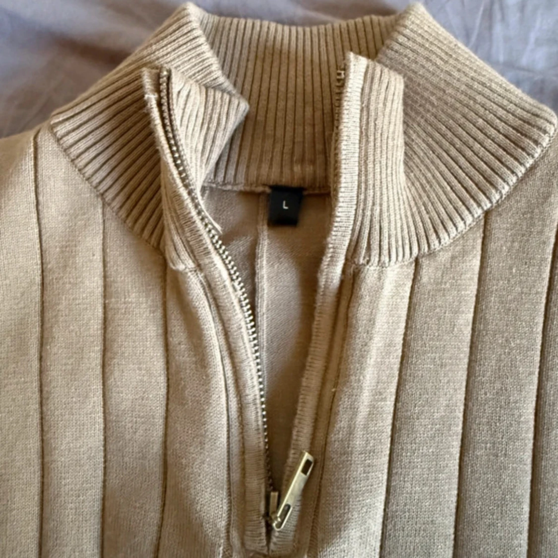 Beige stickad tröja med dragkedja från Aiopeson - 1