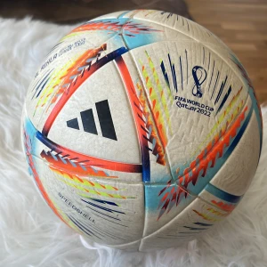 Adidas FIFA World Cup 2022 fotboll - Säljer en World Cup 2022 fotboll i väldigt bra skick i storlek 5