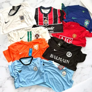 Blandade fotbollströjor från olika lag - Säljer 9 begagnade fotbollströjor i nyskick! Alla tröjor är i storlek M och har knappt använts.  Pris per tröja: 149 kr Paketpris för alla 9: 1200 kr  Kan köpas styckvis eller som paket. Skicka gärna ett meddelande vid frågor eller om du vill se fler bilder!