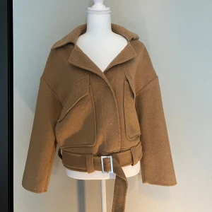 Beige ulljacka med bälte - Snygg beige jacka i ull med oversized passform och stora fickor 