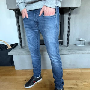 Replay Anbass - Riktigt feta Replay Anbass jeans i mörkblå färg. Hållits i näst intill nyskick. Skriv för fler frågor eller funderingar👍