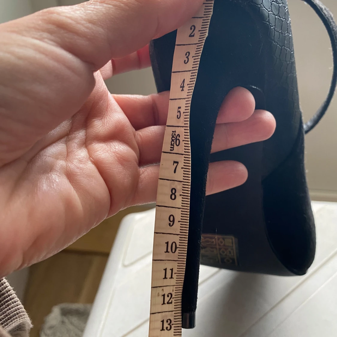 Svarta pumps med ankelrem från Lost Ink - 4