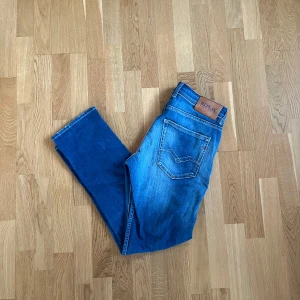 REPLAY GROVER - Tja! Säljer ett par riktigt feta Replay grover jeans till bra pris. Mycket fint skick och riktigt stilrena!! Skulle säga att de passar bra på någon som är 178-182cm lång. Strl W31 L30