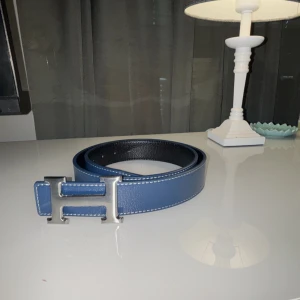 H bällte  - Säljer ett helt nytt bällte från herm.es bara att skriva via intresse finns 5 stick av blå och 5 stick av svart 