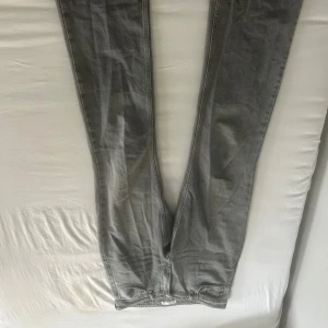 Grå jeans från Gina - Mid waist och bootcut jeans i storlek 38. Bra skick knappt använda