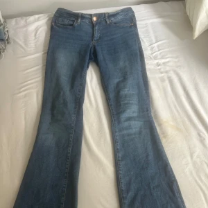 Blå bootcut jeans low waist från Vero Moda  - Bootcut. low-mid waist, men närmare low. Blå i bra skick. Lite slitna längst ner. Storlek 36