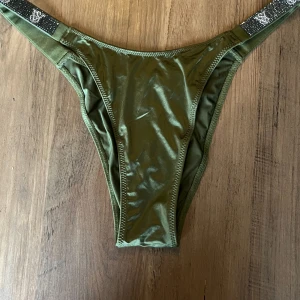 Viktoria secret string  - Helt ny och oanvänd . Har testad dem på ett par tighta mini shorts ,  fick som present storlek M passar S