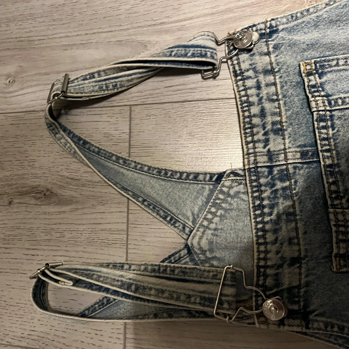 Jeansklänning med hängselband - 4