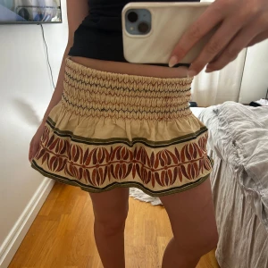 Kjol - Supersöt beige kortkjol från Zara som inte används💗🌟