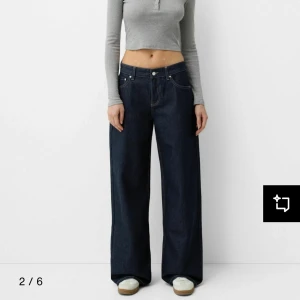 Mörkblå wide/straight jeans - Säljer ett par helt oanvänd bershka boyfriends  jeans i mörkblå(prislapp kvar)! Byxorna är midwaist och raka/vida ben. skit snygga men för små för mig :// originalpris 400 (pris kan diskuteras vid snabb affär)