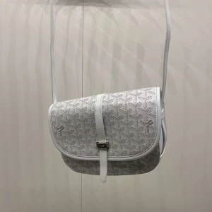 Väska - En vit väska i helt nytt skick aldrig använd. Pris kan diskuteras och skriv om du har några frågor. 