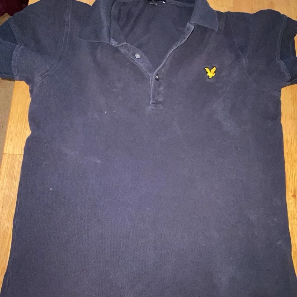 Mörkblå pikétröja från Lyle & Scott