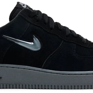 Nike Air Force 1 Jewel i svart mocka - Säljer ett par Nike Air Force 1 Jewel i svart mocka med grå sula och en metallic silver swoosh. Klassisk siluett med rund tå och platt sula. Perfekta för dig som gillar stilrena sneakers med en twist. Har använd dem knappt 1 gång och vill sälja dem eftersom dem passar mig inte väldigt bra med storlek.