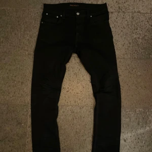 Nudie tilted tor - Säljer mina tvär feta nudie jeans tilted tor. Priset är diskuterbart och kan skicka fler bilder.