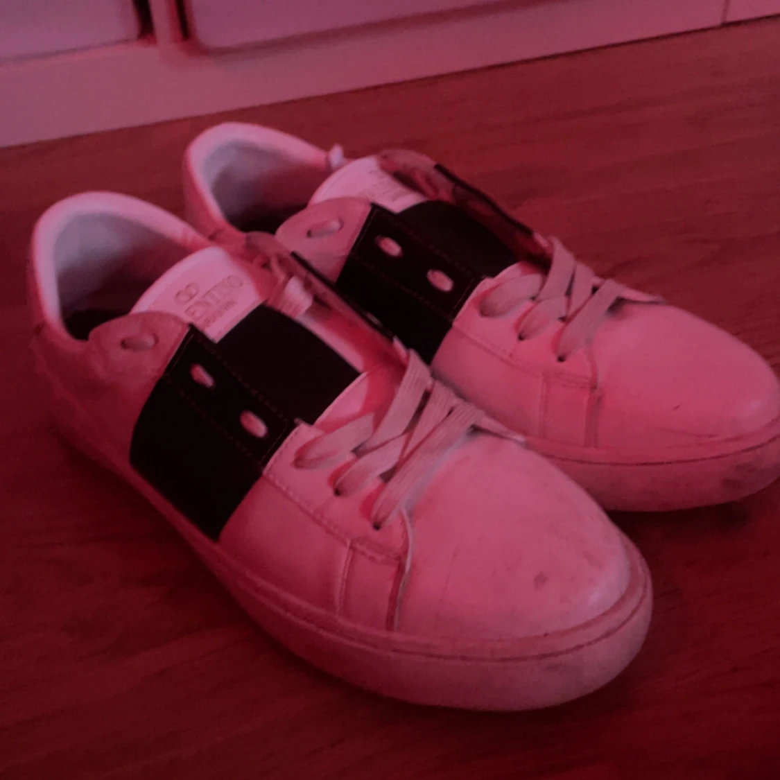 Vita sneakers med svart detalj från Valentino