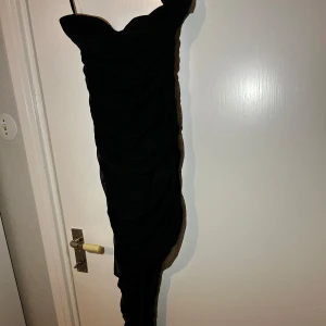 Klänning  - Elegant armlös klänning 