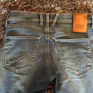 Replay anbass  - Ett par jeans från replay i modellen anbass. Storlek 29/32
