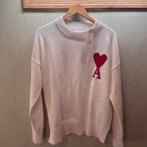 Vit Ami Paris sweater - Vit stickad tröja från Ami Paris riktigt snygg och stilren, Storlek L. Köpt för ungefär 2800kr