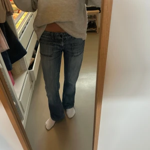 Blå lågmidjade Jeans storlek xs-s  - Säljer ett par blå jeansbyxor från only med bootcut/raka ben och låg midja!!💓 säljer för att dem är lite för stora.   midjemått=38 rakt över.                                          Jag är 166 för referens. 