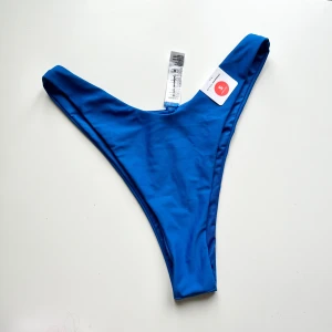 Ny bikiniunderdel - Helt ny bikiniunderdel med prislappen kvar. Från BikBok i storlek S, i modellen ”Even Higher” som är snyggt och högt skuren!