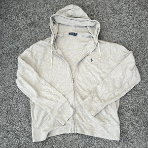 Ralph Lauren hoodie - Säljer denna riktigt snygga raffe hoodien. Denna hoodien är en tunnare variant vilkey gör den perfekt nu till sommaren! Size M. Skick 8/10. Hör av dig vid minsta fundering🤩
