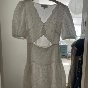 Vit blommig kortklänning från & Other Stories - Superfin vit kortklänning från & Other Stories Paris Atelier med broderade blommor, puffärmar och v-ringad hals. Klänningen har fina volangdetaljer och är perfekt för sommarens alla tillfällen. Säljer då den är för liten🤍 Endast andvänd två gånger. Pris kan diskuteras vid snabb affär. Kan mötas upp vid tunnelbana men postar även gärna🤍