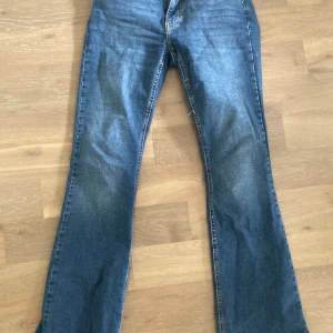 Lågmidjade jeans - Low waist jeans med utsvängda ben. Jeansen är från Gina Tricot och använda ett par få antal gånger. Superfint skick! ☺️
