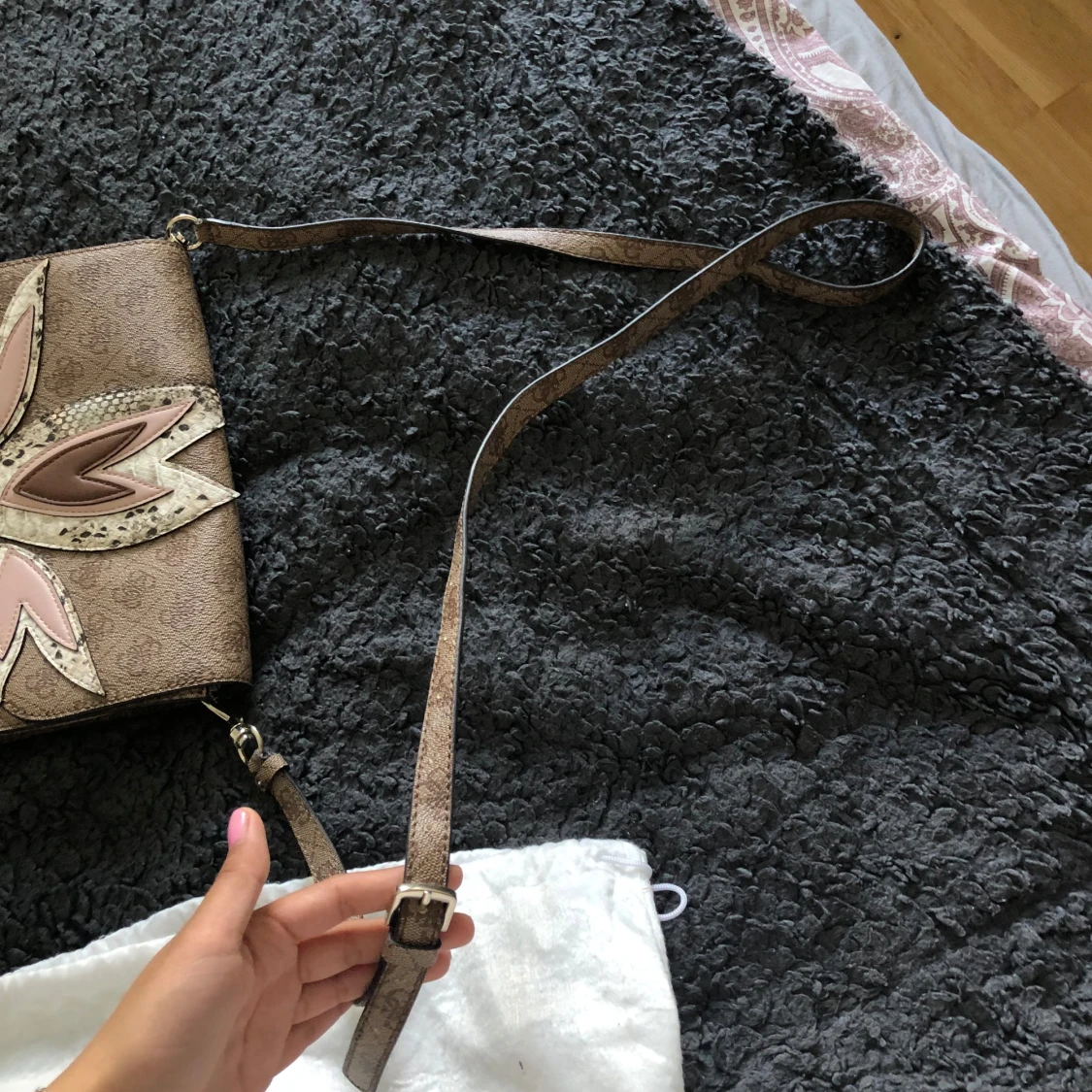 Beige axelväska från  Guess - 2